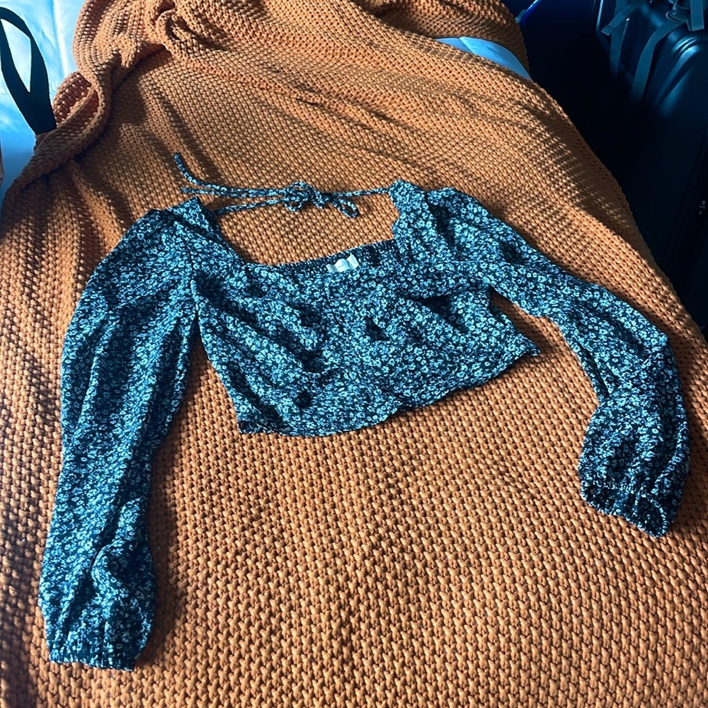 Cropped floral blouse with tie in back